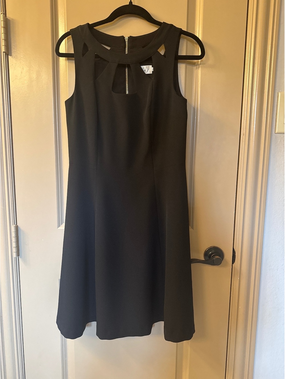 Eliza J Elegant Black Sleeveless Dress with Cutout Neckline and Back Zipper